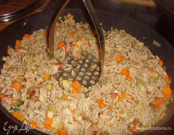 Если это не получается полностью я использую давилку для пюре... Фарш слегка поджарить,  выпарить влагу. 