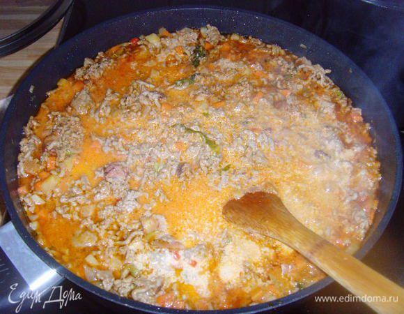 вино,  тушить, пока не выпариться половина жидкости, добавить молоко(молоко придаёт соусу нежную консистенцию) , бульон, 