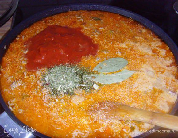 Пассерованные томаты и специи. 