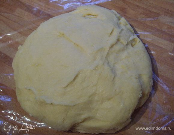 Тесто обсыпать мукой, завернуть в плёнкой и положить в холодильник. 