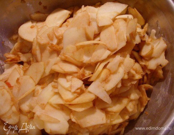 Яблоки очистить и нарезать тонкими ломтиками 