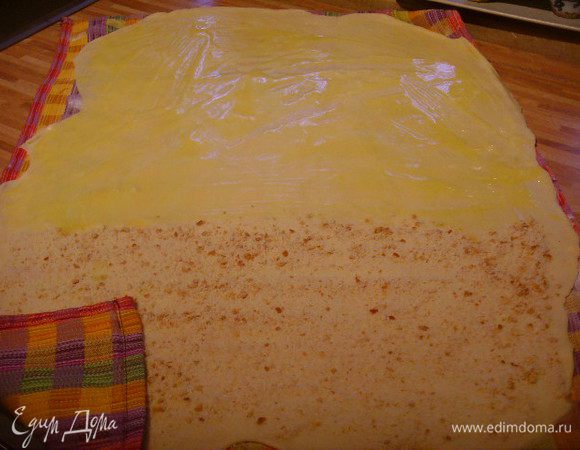 На 2/3 поверхности теста нанести тонким слоем растопленное масло, остальную поверхность теста посыпать панировочными сухарями. Они нужны для того чтобы впитать в себя сок выделяющийся от начинки при выпекании. 