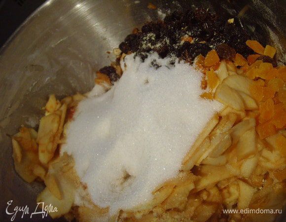 Яблоки соединить с курагой, изюмом, сахаром и цедрой лимона. 
