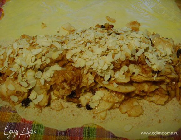 Разложить фруктовую смесь на сухари.