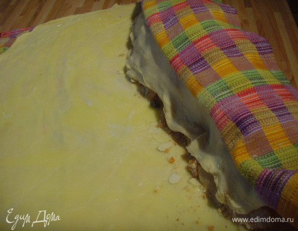 С помощью полотенца свернуть в рулет. Можно и на данном этапе разрезать штрудель на две части