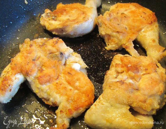 В сковороде разогреваем оливковое масло и порционно обжариваем кусочки курочки до золотистого цвета. Убираем их пока в сторону.
