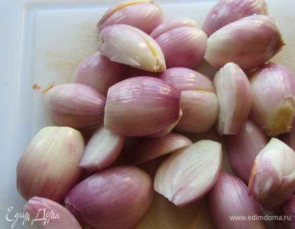 Лук-шалот режем пополам. Перчик чили(я не использовала, а добавляла сладкую паприку) и розмарин  мелко рубим. 

