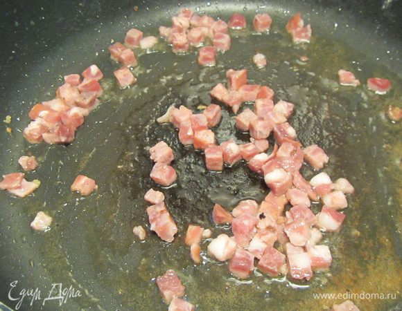 В сковороду добавляем панчетту (я ее взяла меньше) и обжариваем несколько минут до хрустящего состояния. 
