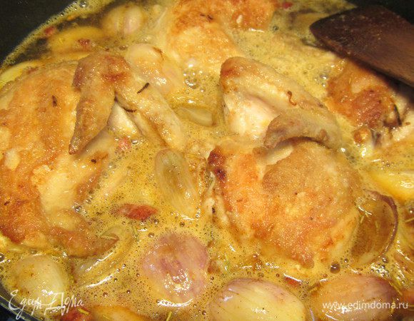 Возвращаем курицу на сковороду, вливаем просекко и готовим на среднем огне (все должно слегка кипеть) минут 25 - до готовности мяса. А вино должно подвыпариться и получиться сиропообразный соус. 
