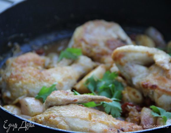 Подаем с гарниром по вкусу (в рецепте предлагают салат из красной фасоли и сладкого перца), украсив веточками розмарина. Приятного аппетита)) 