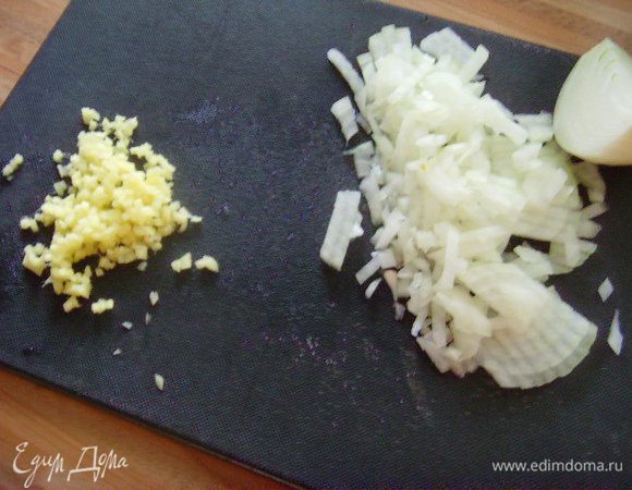 Мелко нарезать лук, имбирь, чеснок. 