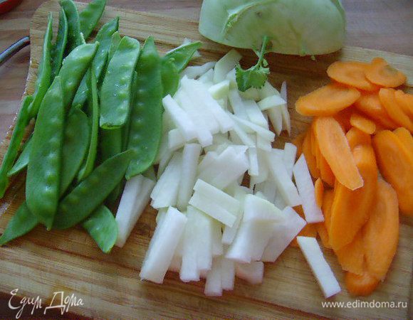 Подготовить овощи, морковь возьмите маленькую, просто когда задавала морковь, то выскакивали только граммы. 