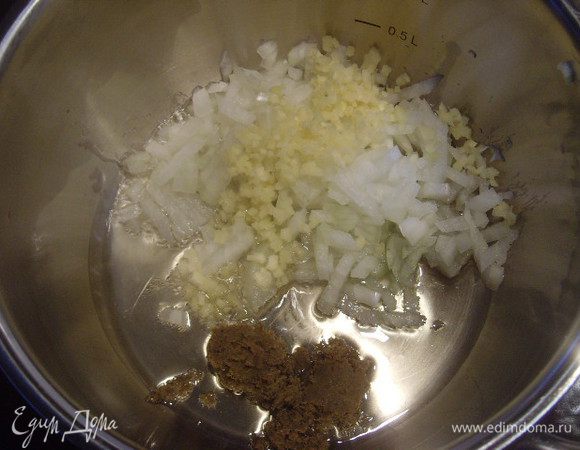 В кастрюле разогрейте масло, добавьте лук и имбирь, через несколько минут добавьте чеснок и зелёную карри-пасту,  пассеруйте до прозрачности. 