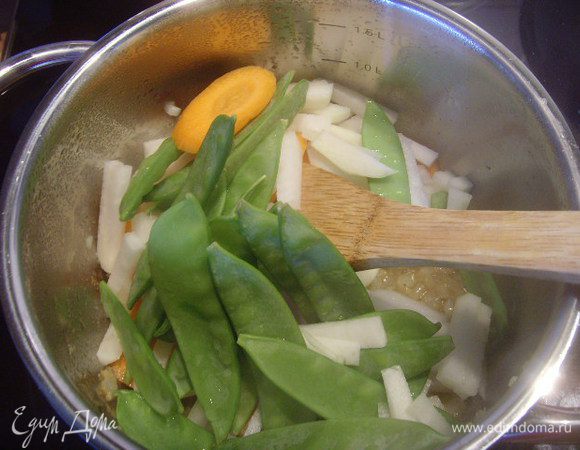 Теперь очередь овощей, добавить их и прогреть все вместе.