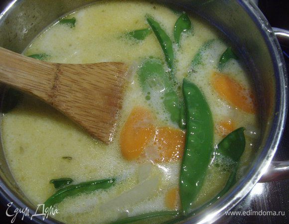 Влить кокосовое молоко.