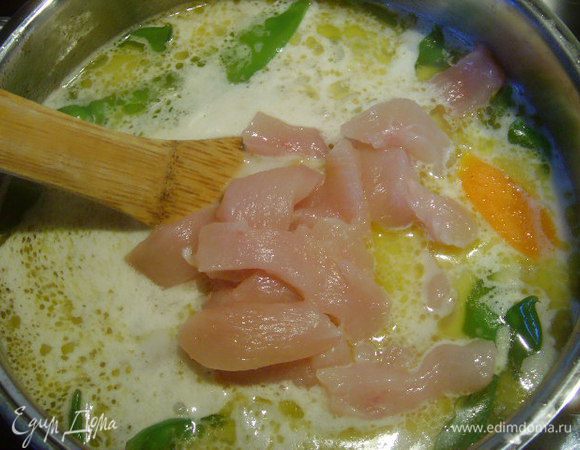 Добавить нарезанную полосками куриную грудку. 