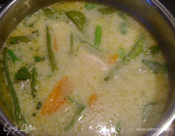 Довести до легкого кипения. Отдельно по желанию залить кипятком рисовую лапшу, выдержать столько, сколько указано на упаковке и  добавить в суп. 