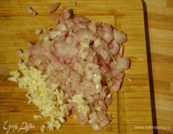 Начнем с чатни: порубим мелко лук, чеснок, кусочек имбиря.  