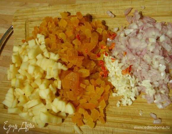 Яблоко, курагу, чили. 