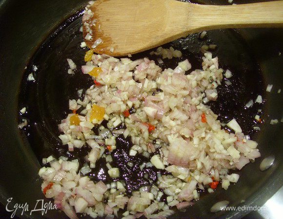 Пассеровать на разогретом масле (любом) начинаем с лука, затем добавляем имбирь, чеснок.  