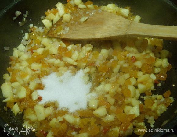 Затем яблоко, курагу, чили. Тушить на среднем огне, добавляем сахар, соль. 