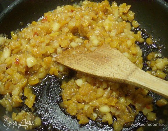  До выпаривания жидкости. Чатни нужно охладить. 