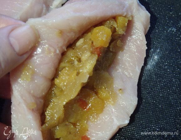 Корейку разрезать на порционные кусочки, острым ножом порезать кармашки и наполнить их чатни, закрепить зубочистками. 