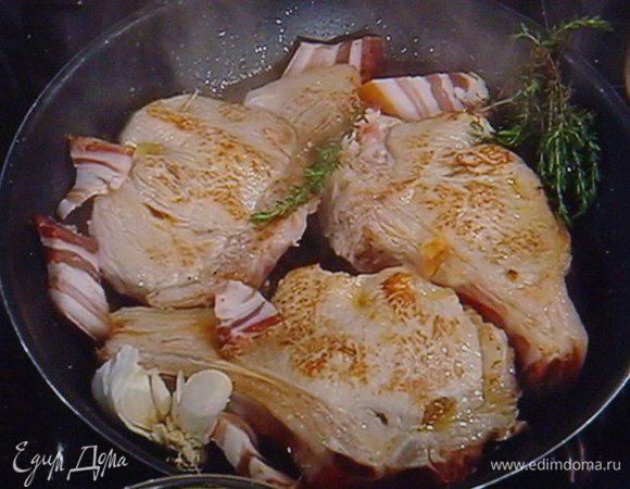 Обжарить на разогретом масле с обоих сторон, можно в сковородку добавить любимые травки, чеснок прямо в шелухе ( помыть!) и копченое сало. Все это придаст мясу аромат. 