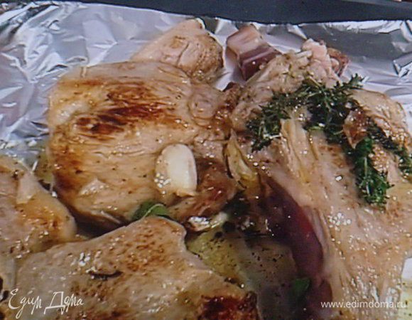 Приготовить из фольги карман, перекладываем содержимое сковородки и допекаем в духовке при 170° до готовности. 