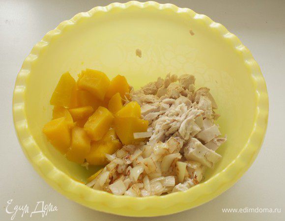 Отварить грудку до готовности, нарезать.Тыкву также нарезать, отварить. Измельченный лук обжарить около минуты на сливочном масле.