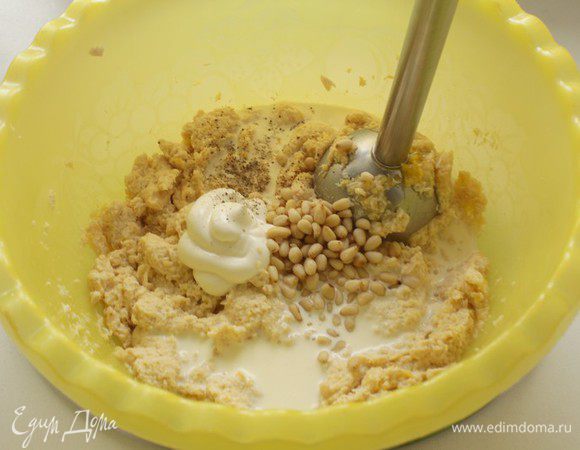 Добавить сливки, майонез, орешки, все измельчить блендером.