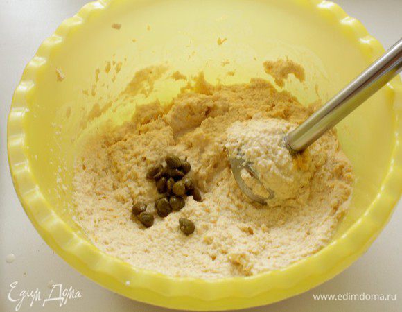 Добавить каперсы, взбить в однородную массу.