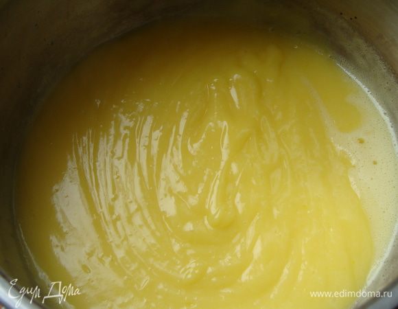 Готовим крем. В сахар добавить желтки и перемешать. Добавляем туда же крахмал кукурузный желательно, но не обязательно, можно и муку. Тщательно перемешиваем, чтобы не было комочков, добавляя 50 мл молока. Остальное молоко нагреваем до кипения. Тонкой струйкой вводим туда желтковую часть, активно помешивая венчиком. Так мешаем, пока не заварится крем, т.е. масса станет густой. Снимаем с огня и остужаем. Добавляем ванилин.