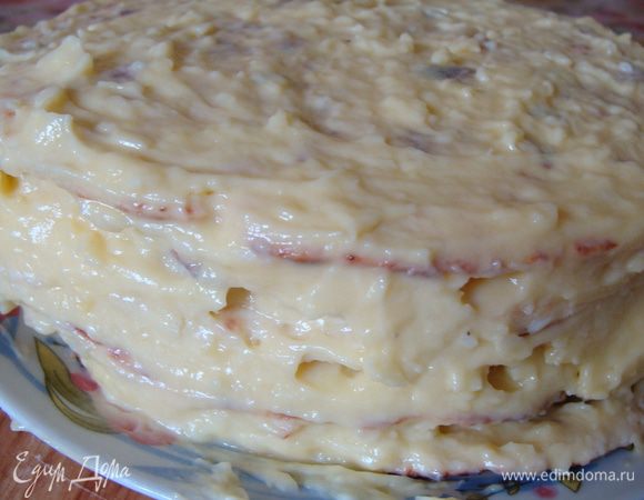 Размягченное масло взбиваем, добавляем туда постепенно заварную часть крема, постоянно взбивая. Затем добавляем сметану. Я добавила в крем кокосовую стружку и миндаль, вы можете добавить по своему вкусу или вовсе ничего больше не класть, т. к. на этом этапе крем будет полноценным.