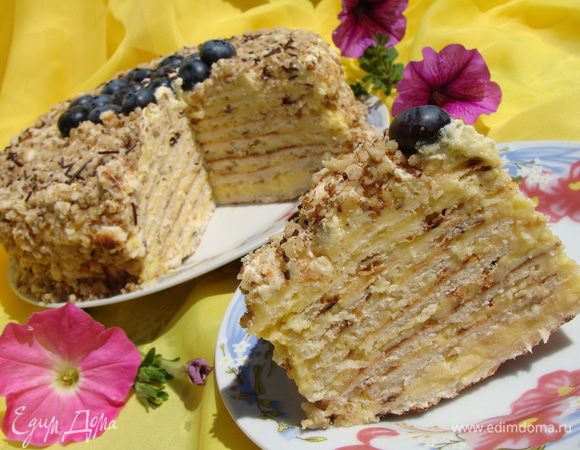 Смазываем коржи кремом. Оставляем пропитываться около 2-3 часов при комнатной температуре. Затем обрезками посыпаем торт. В холодильнике даем постоять ночь. И, вуа-ля , тортик готов к употреблению!!! Получается совсем не хлопотный, натуральный, по-настоящему домашний тортик!!!