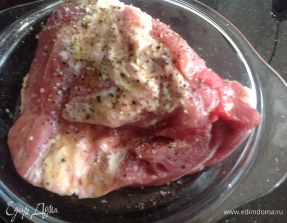 Духовку разогрейте до 180 градусов.

Натрите мясо солью, перцем и оливковым маслом.