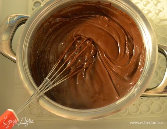 Остудить крем-мусс, поставив кастрюльку в холодную воду со льдом (у меня просто холодная вода...)