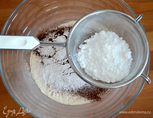 Для шоколадного теста просеять и смешать между собой муку, какао-порошок и сахарную пудру. 