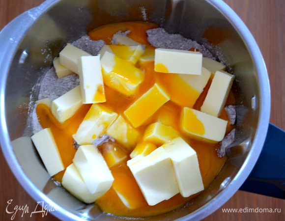 Далее можно замесить тесто в ручную, а можно переложить все в чашу кухонного комбайна, добавить щепотку соли, желтки и сливочное масло кусочками...