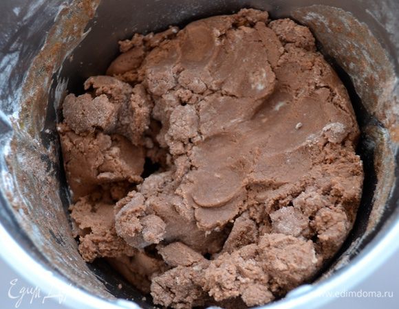 Включить миксер и замесить тесто. Выложить на стол, сформировать шар, завернуть в пленку и убрать в холодильник примерно на 2 часа.