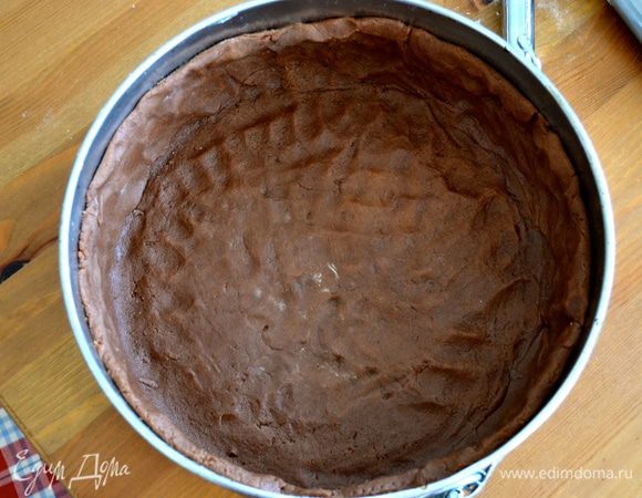 По прошествии указанного времени, включить духовку разогреваться на 180° С. 2/3 теста раскатать в пласт и перенести в форму (диаметром 24 см). Бортики сделать достаточно высокими, подровнять…