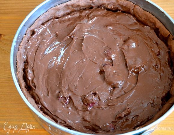 Выложить в форму крем-мусс. Разровнять…