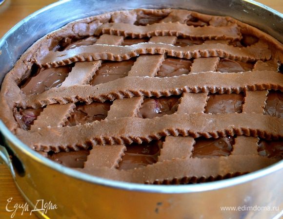 Из оставшегося теста вырезать полоски и нанести решеточкой поверх крема. Выпекать в разогретой духовке 40-50 минут (следить по своей духовке).