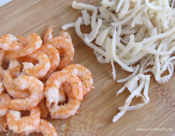 Креветки отварить, остудить, почистить и удалить кишечную вену. Креветок понадобиться 50 г в отварном виде. Кальмары отварить в подсоленной воде и нарезать соломкой.
