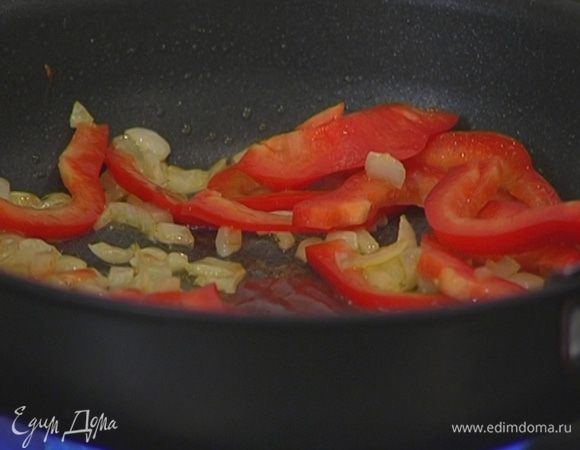 Когда лук станет прозрачным, добавить сладкий перец и слегка обжарить.