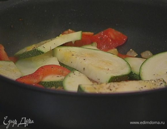 Выложить к овощам кабачок, немного посолить, поперчить и перемешать, затем уменьшить огонь и жарить 2–3 минуты.