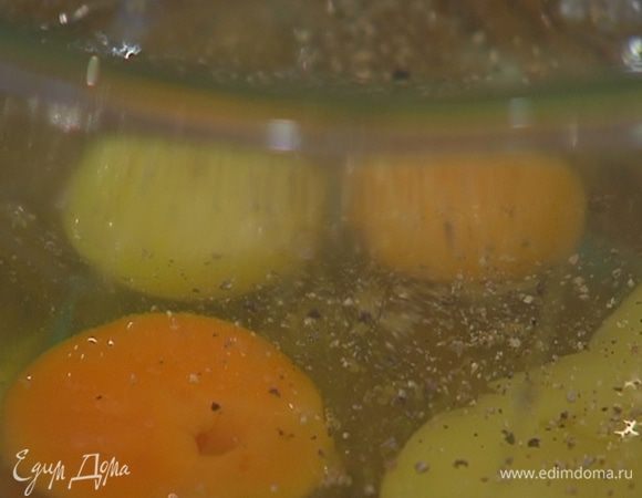 Яйца разбить в глубокую посуду, посолить, поперчить и взбить вилкой.