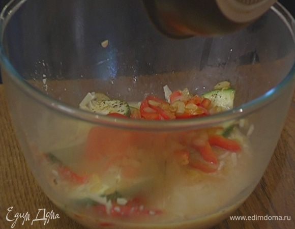 Половину натертого сыра добавить к яйцам с тунцом, туда же отправить обжаренные овощи и все перемешать.