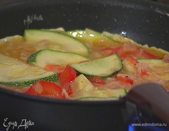 Разогреть в той же сковороде оставшееся оливковое масло, выложить яично-овощную массу и равномерно распределить.
