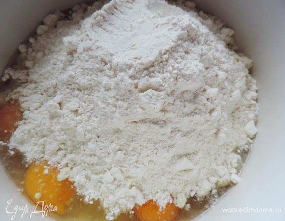 Кладем в миску яйца, оставшийся сахар, миндальную муку, муку и взбиваем 8-10 минут. 